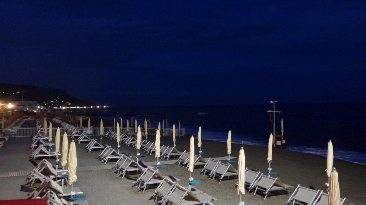 Ghiro Ghiotto Bed and Breakfast Pietra Ligure Eksteriør billede