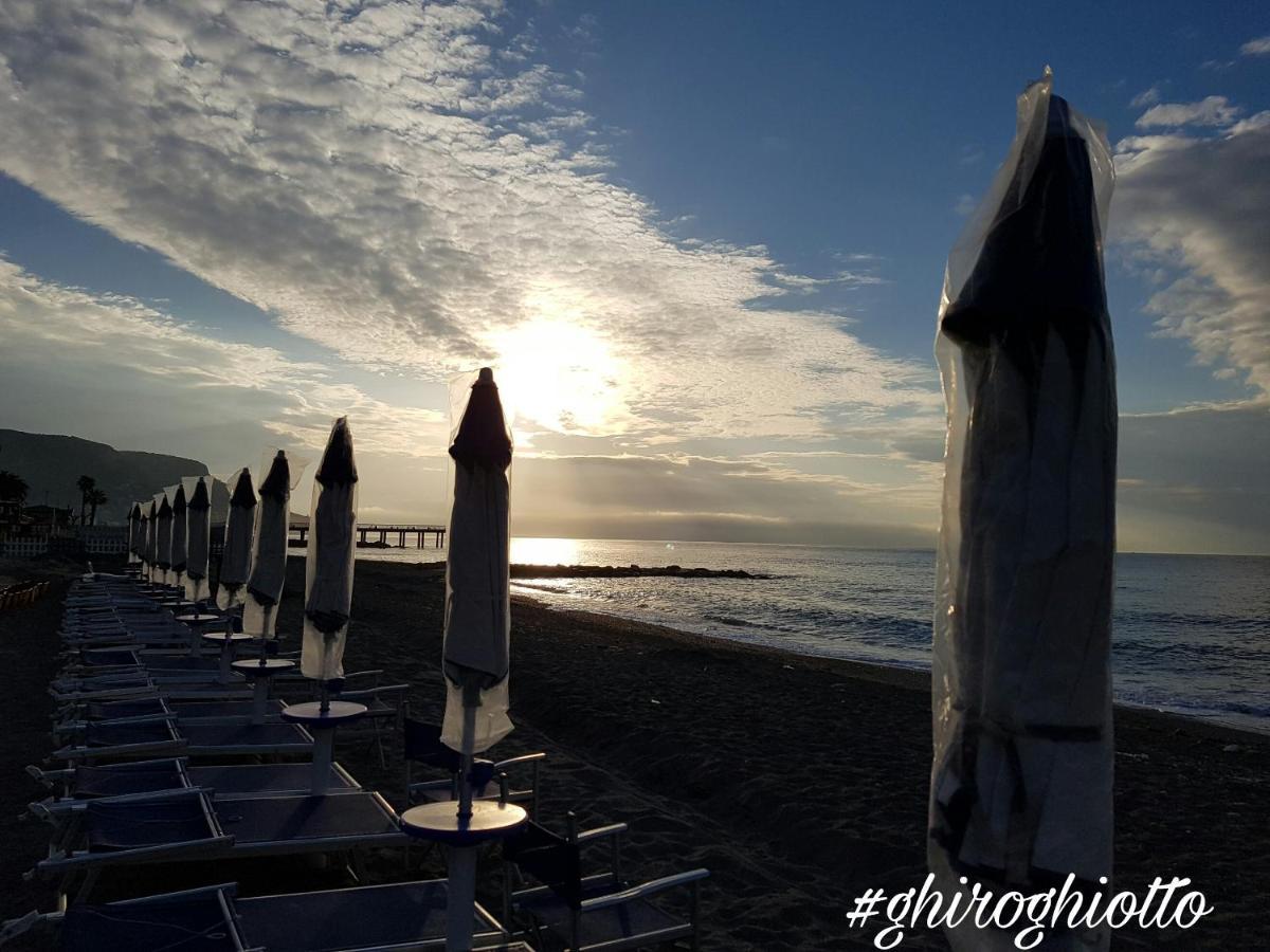 Ghiro Ghiotto Bed and Breakfast Pietra Ligure Eksteriør billede