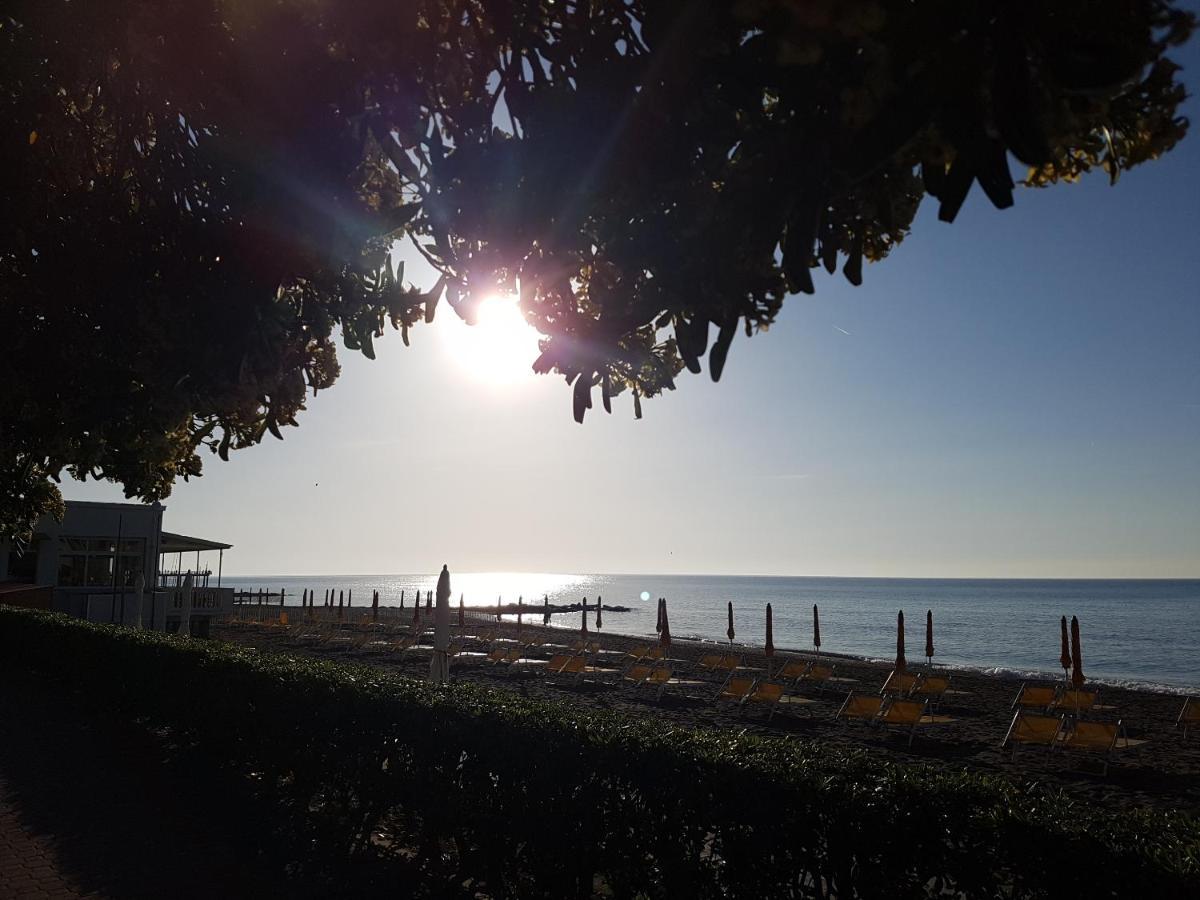 Ghiro Ghiotto Bed and Breakfast Pietra Ligure Eksteriør billede
